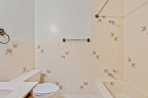 5220 Grove Hill Road Sw, Calgary, AB - Indoor Photo Showing Bathroom