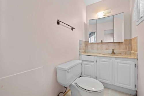 5220 Grove Hill Road Sw, Calgary, AB - Indoor Photo Showing Bathroom