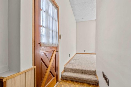 5220 Grove Hill Road Sw, Calgary, AB - Indoor Photo Showing Other Room