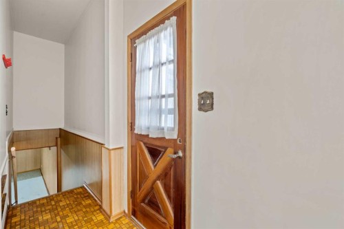 5220 Grove Hill Road Sw, Calgary, AB - Indoor Photo Showing Other Room