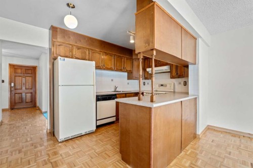 5220 Grove Hill Road Sw, Calgary, AB - Indoor Photo Showing Kitchen