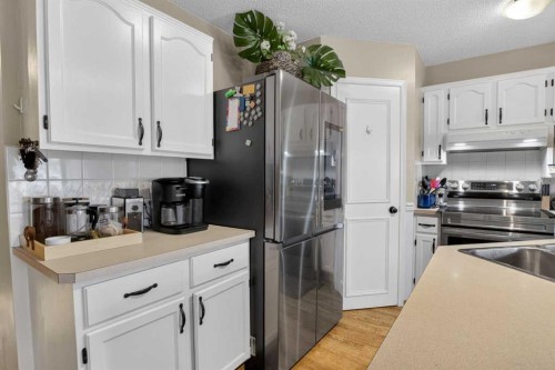 44 Riverwood Circle Se, Calgary, AB - Indoor Photo Showing Kitchen