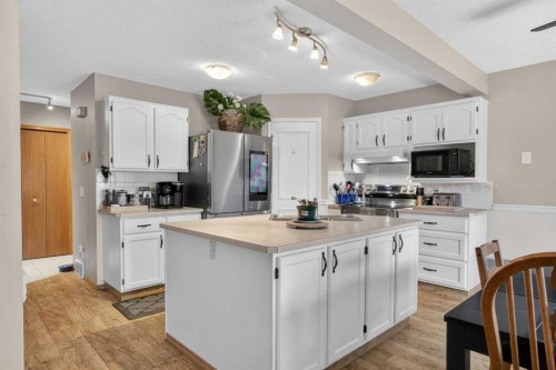 44 Riverwood Circle Se, Calgary, AB - Indoor Photo Showing Kitchen
