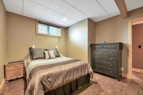 2 Wheatland Green, Strathmore, AB - Indoor Photo Showing Bedroom