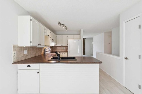 34-105 Elm Place, Okotoks, AB - Indoor Photo Showing Kitchen