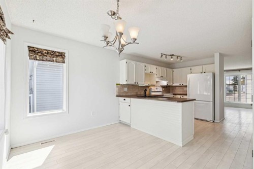 34-105 Elm Place, Okotoks, AB - Indoor Photo Showing Kitchen
