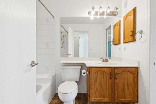 34-105 Elm Place, Okotoks, AB - Indoor Photo Showing Bathroom