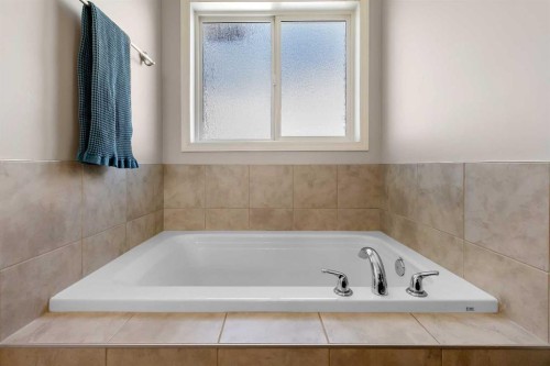 190 Covecreek Place Ne, Calgary, AB - Indoor Photo Showing Bathroom