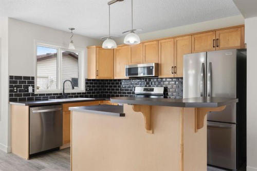 202 Sunset Heights, Cochrane, AB - Indoor Photo Showing Kitchen With Upgraded Kitchen