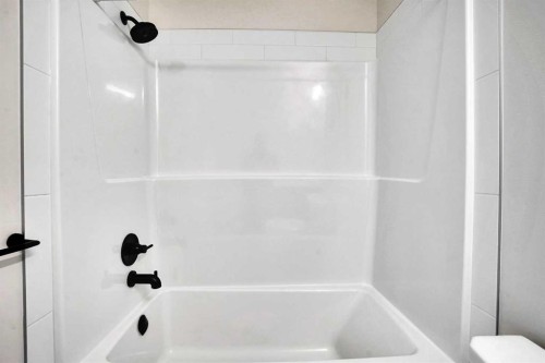 229 South Point Park Sw, Airdrie, AB - Indoor Photo Showing Bathroom