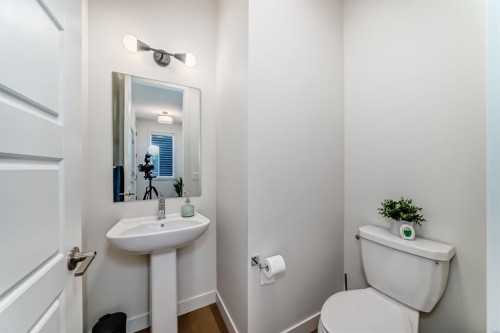 35 Waterford Manor, Chestermere, AB - Indoor Photo Showing Bathroom