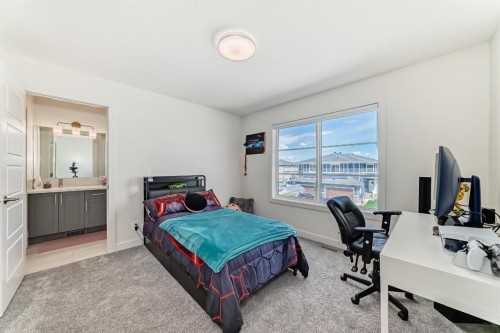 35 Waterford Manor, Chestermere, AB - Indoor Photo Showing Bedroom