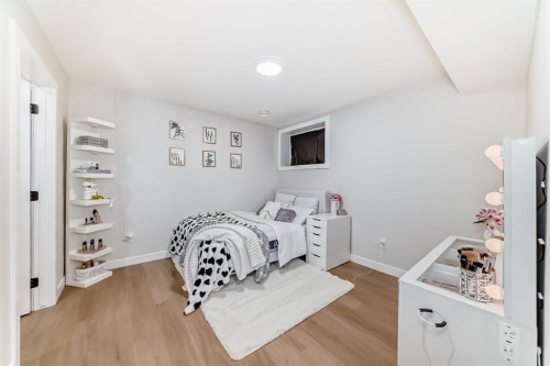 35 Waterford Manor, Chestermere, AB - Indoor Photo Showing Bedroom