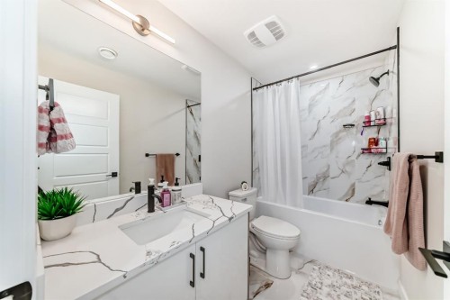35 Waterford Manor, Chestermere, AB - Indoor Photo Showing Bathroom