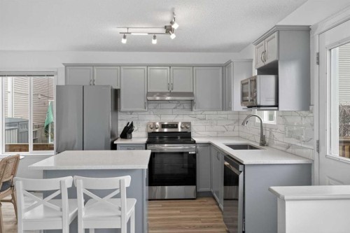 8050 Cougar Ridge Avenue Sw, Calgary, AB - Indoor Photo Showing Kitchen With Stainless Steel Kitchen With Upgraded Kitchen