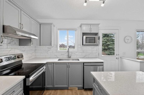 8050 Cougar Ridge Avenue Sw, Calgary, AB - Indoor Photo Showing Kitchen With Stainless Steel Kitchen With Upgraded Kitchen