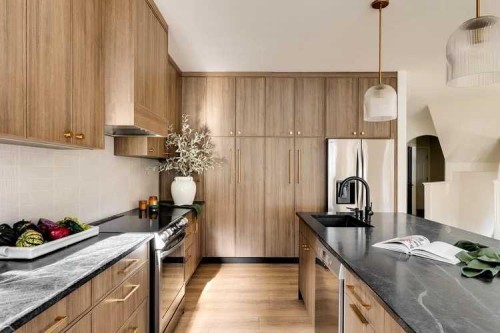 15 Valley Stream Manor Nw, Calgary, AB - Indoor Photo Showing Kitchen With Upgraded Kitchen