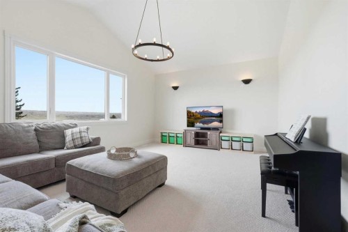 15 Valley Stream Manor Nw, Calgary, AB - Indoor Photo Showing Living Room