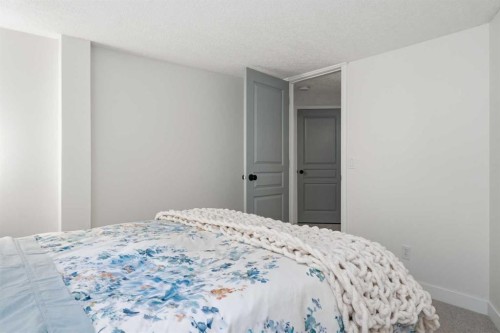 15 Valley Stream Manor Nw, Calgary, AB - Indoor Photo Showing Bedroom
