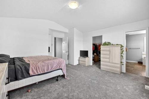 99 Evansmeade Crescent Nw, Calgary, AB - Indoor Photo Showing Bedroom