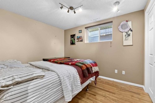 99 Evansmeade Crescent Nw, Calgary, AB - Indoor Photo Showing Bedroom