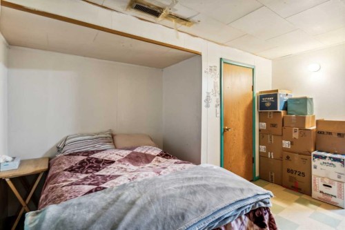 2029 Mountview Crescent Ne, Calgary, AB - Indoor Photo Showing Bedroom