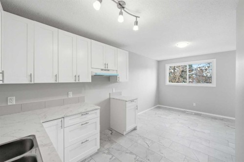 92-203 Lynnview Road Se, Calgary, AB - Indoor Photo Showing Kitchen
