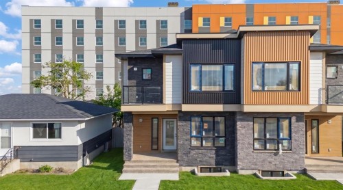 121 42 Avenue Ne, Calgary, AB - Outdoor With Facade