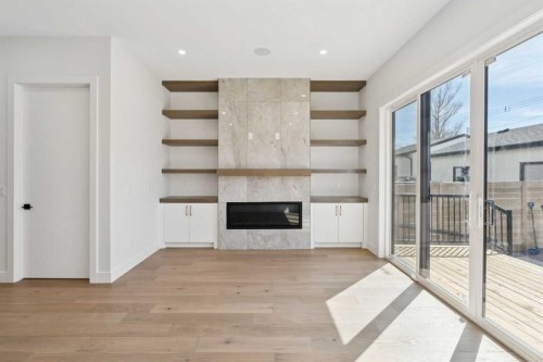 645 36 Street Sw, Calgary, AB - Indoor With Fireplace