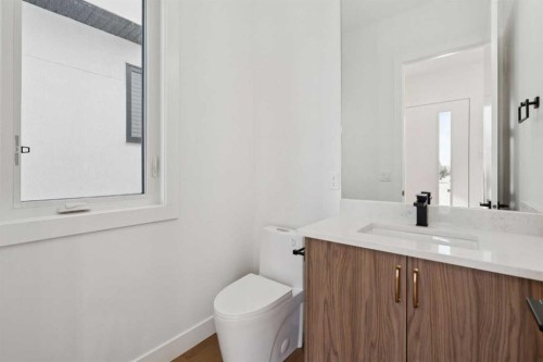 645 36 Street Sw, Calgary, AB - Indoor Photo Showing Bathroom