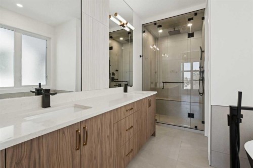 645 36 Street Sw, Calgary, AB - Indoor Photo Showing Bathroom