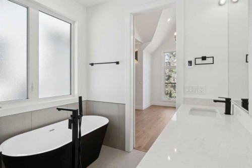 645 36 Street Sw, Calgary, AB - Indoor Photo Showing Bathroom