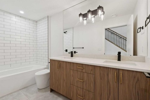 645 36 Street Sw, Calgary, AB - Indoor Photo Showing Bathroom