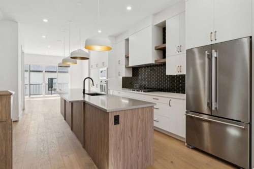 645 36 Street Sw, Calgary, AB - Indoor Photo Showing Kitchen With Upgraded Kitchen