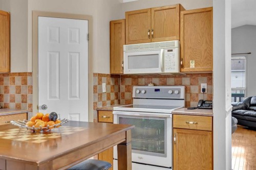 189 Applemead Close Se, Calgary, AB - Indoor Photo Showing Kitchen