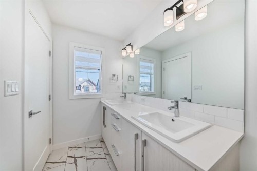 7403 202 Avenue Se, Calgary, AB - Indoor Photo Showing Bathroom