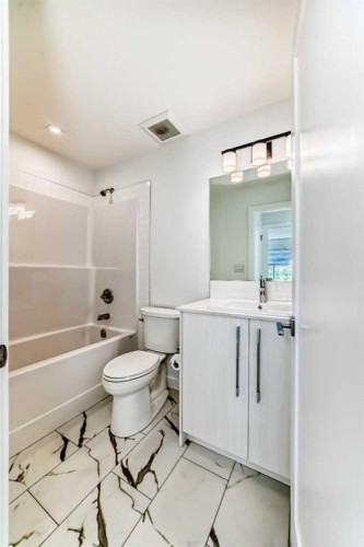 7403 202 Avenue Se, Calgary, AB - Indoor Photo Showing Bathroom