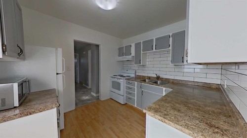 309 52 Avenue West, Claresholm, AB - Indoor Photo Showing Kitchen With Double Sink