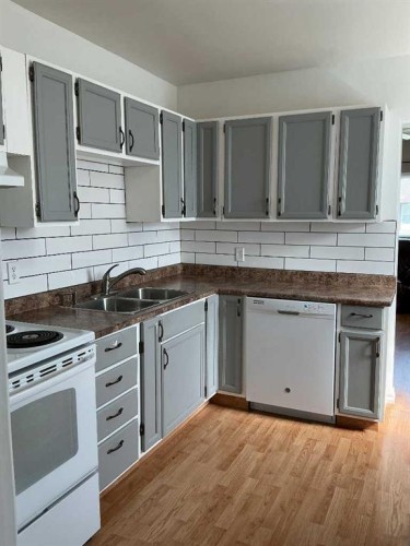 309 52 Avenue West, Claresholm, AB - Indoor Photo Showing Kitchen With Double Sink
