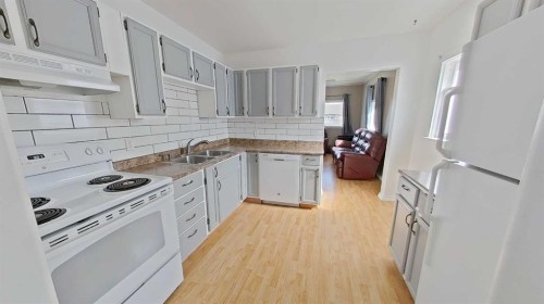 309 52 Avenue West, Claresholm, AB - Indoor Photo Showing Kitchen With Double Sink