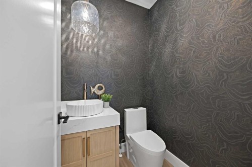 2708 18 Street Nw, Calgary, AB - Indoor Photo Showing Bathroom