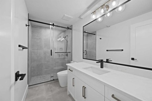 2708 18 Street Nw, Calgary, AB - Indoor Photo Showing Bathroom