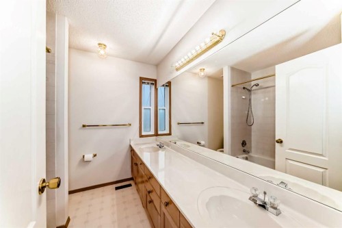 83 Hawkmount Green Nw, Calgary, AB - Indoor Photo Showing Bathroom