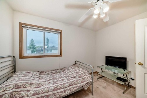 83 Hawkmount Green Nw, Calgary, AB - Indoor Photo Showing Bedroom