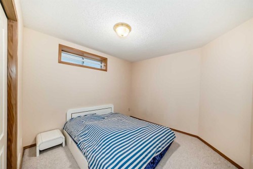 83 Hawkmount Green Nw, Calgary, AB - Indoor Photo Showing Bedroom