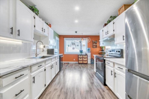 112 Thorson Crescent, Okotoks, AB - Indoor Photo Showing Kitchen With Upgraded Kitchen
