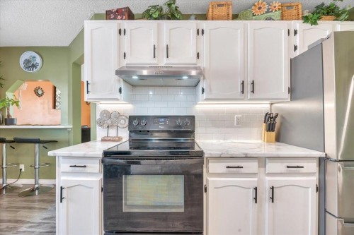 112 Thorson Crescent, Okotoks, AB - Indoor Photo Showing Kitchen