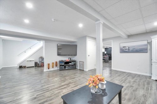 112 Thorson Crescent, Okotoks, AB - Indoor Photo Showing Living Room