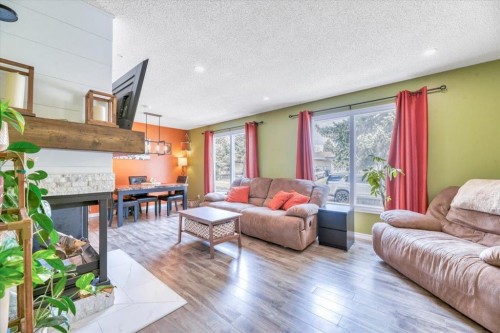 112 Thorson Crescent, Okotoks, AB - Indoor Photo Showing Living Room