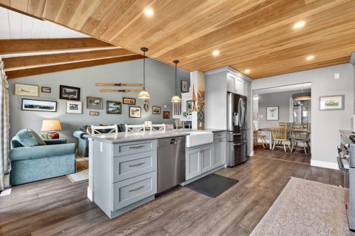 832-860 Midridge Drive Se, Calgary, AB - Indoor Photo Showing Kitchen